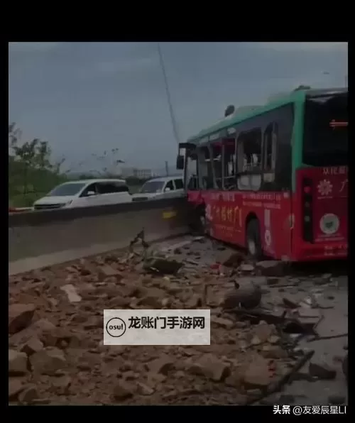 在公交车里撞了我八次:一次意外的奇遇记图1