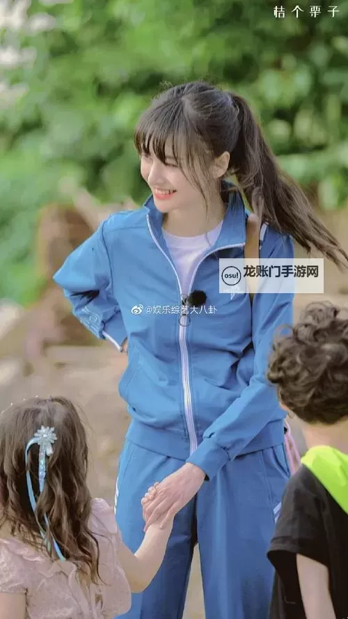 郑爽复古校服再现经典风尚 引领复古潮流新趋势图1