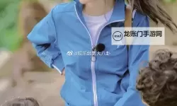 郑爽复古校服再现经典风尚 引领复古潮流新趋势