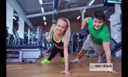 坚持不懈，在健身器材上做了起来，迎来健康新生活