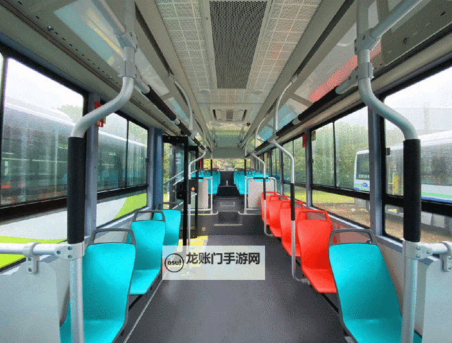 男Ji大巴进入女人的动态:细腻描绘都市出行场景图1