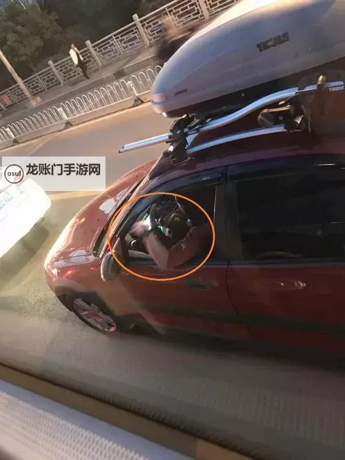 在车内疯狂打扑克：高速行驶中的热血对决图1