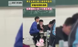 【温馨瞬间】坐在男生腿上一直颠我，甜蜜笑容难掩心动