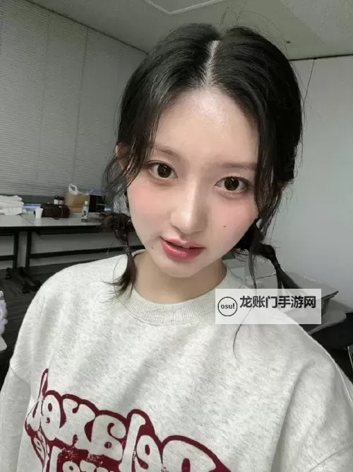 探索新时代魅力：国产4p自拍呈现多元自我风采图1