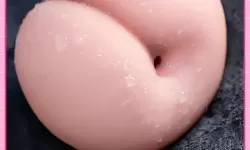 夜幕下的隐喻：插入蜜桃里