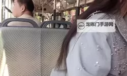 坐公交车最后一排农民工的晨光与尘土